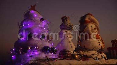 圣诞快乐，雪人快乐。 和雪人新年快乐。 雪人幸福的一对。 雪人庆典